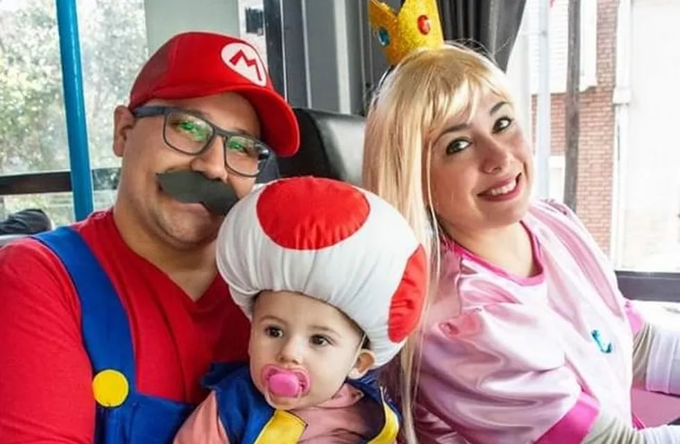 La familia recibió a los pasajeros caracterizados con los personajes de Mario Bros.