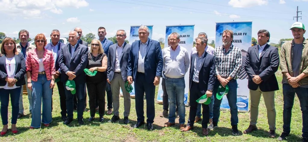 Autoridades provinciales, legisladores y directivos de las empresas involucradas en el proyecto energético, presentes en el acto de inicio de obras en El Pongo.