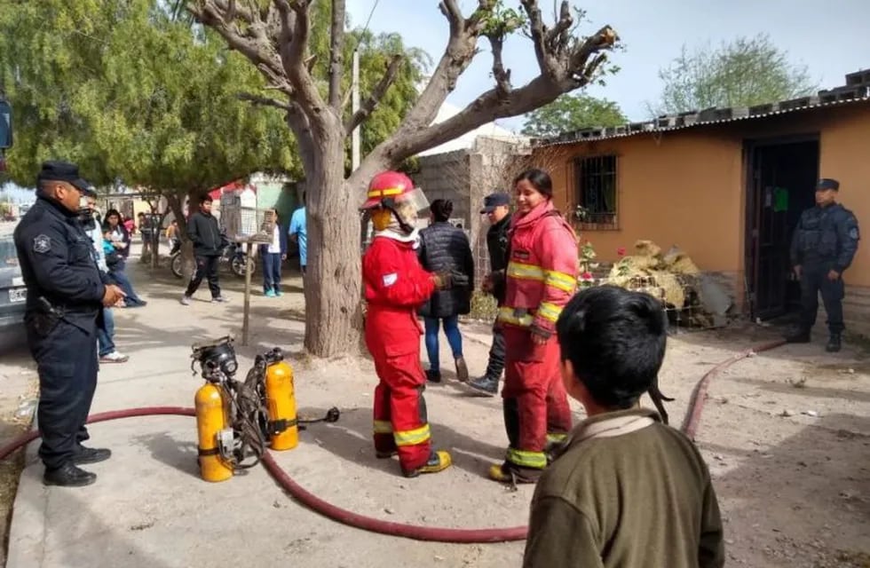 Bomberas salvaron a dos niñas de un incendio en barrio Solidaridad (Web)