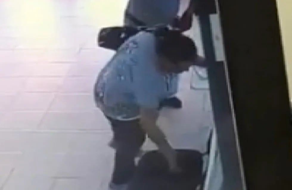 Las cámaras de seguridad tomaron el momento cuando la mujer agarraba la billetera