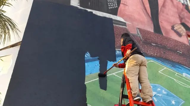 Colón decidió tapar el mural de Los Palmeras después de la viralización de una foto.