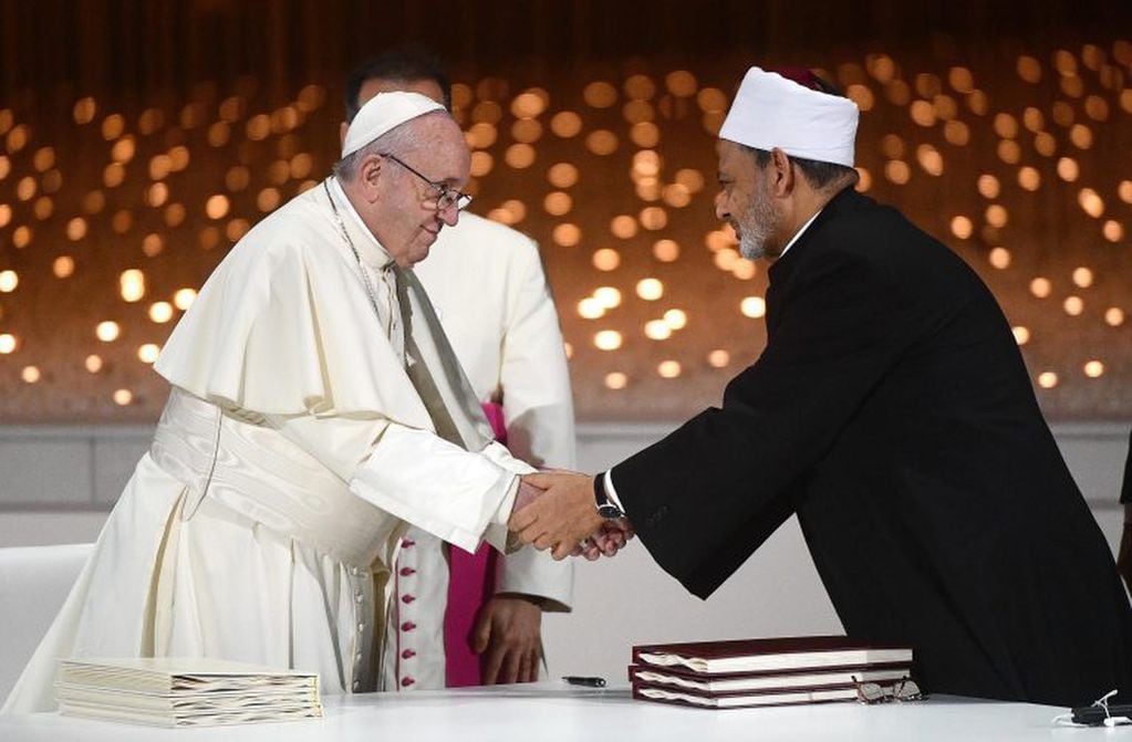El papa Francisco y el imán musulman. (EFE/LUCA ZENNARO).