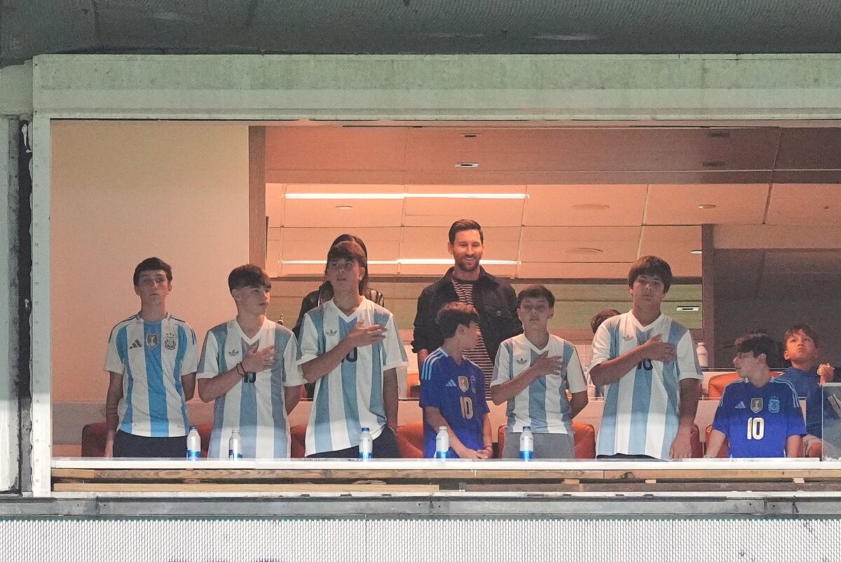Messi en el palco siguiendo el amistoso de Argentina. (AP / Rebecca Blackwell).