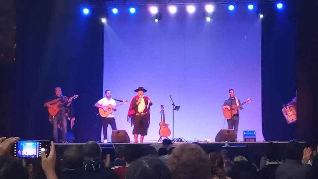 Patricio "Payru" Apaza cantando en el escenario del Centro Cultural "Esther Fadul".