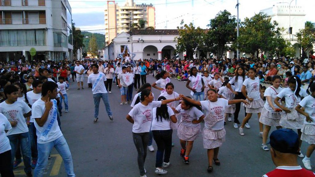 Miles de niñas, niños y adolescentes jujeños danzan y cantan al compás de villancicos y ritmos tradicionales.