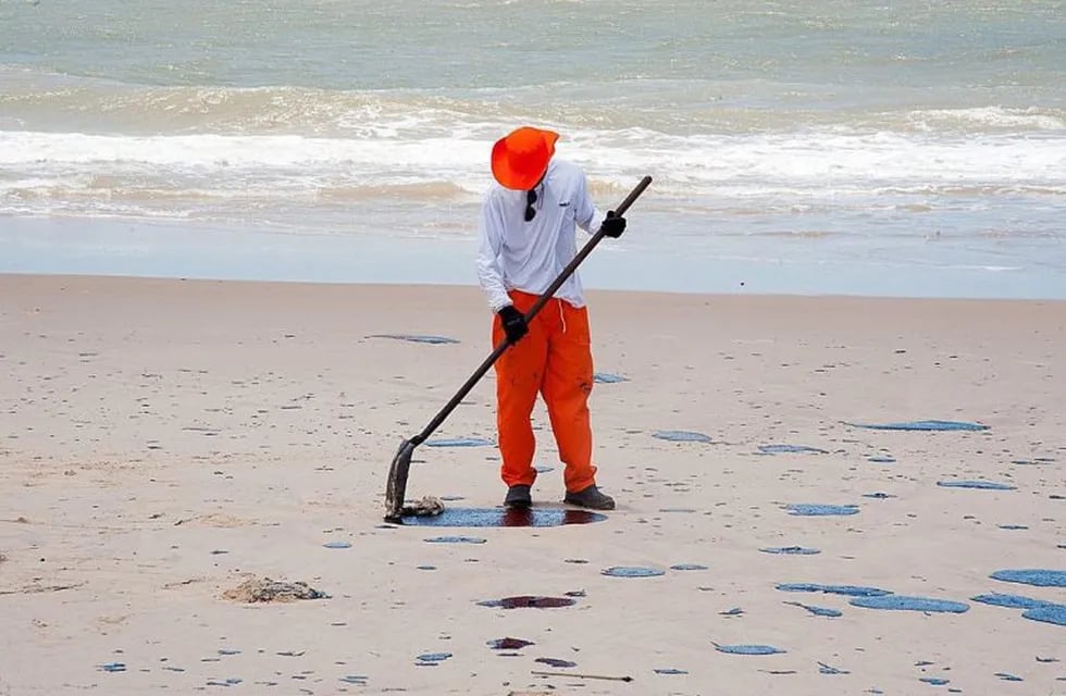 Fotografía del 4 de octubre de 2019 cedida por el Gobierno del estado de Sergipe, donde se ven las manchas de petróleo que han aparecido en la costa de Sergipe y en playas del nordeste (Brasil).