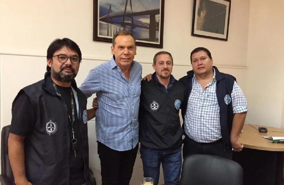 El director de Migraciones, García, con personal de Iguazú y directivos de la Regional UPCN. (La Voz)