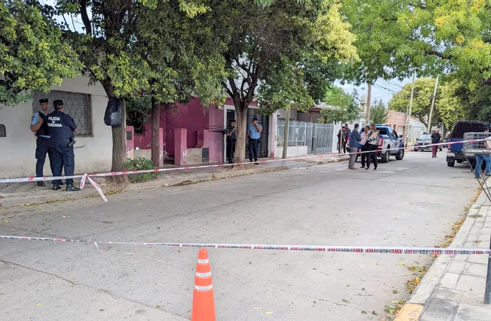 Una pareja de Córdoba asegura que mató y enterró a una mujer en el patio de su casa en barrio Zumarán. (La Voz)