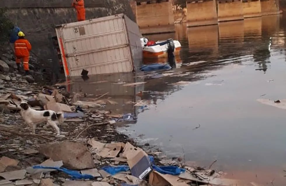 Potrero de Garay: un camión quedó sin frenos y terminó en el río.