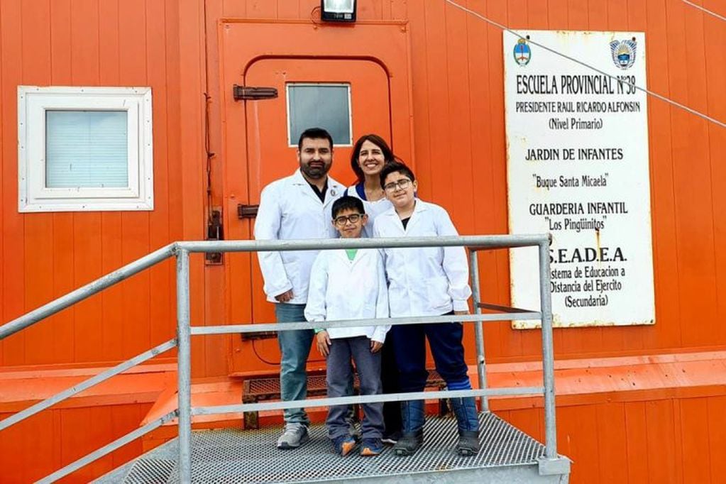 Escuela antártica Argentina Presidente Raúl Alfonsín. Dos son los maestros de la escuela para enseñar a los hijos del personal desplegado.