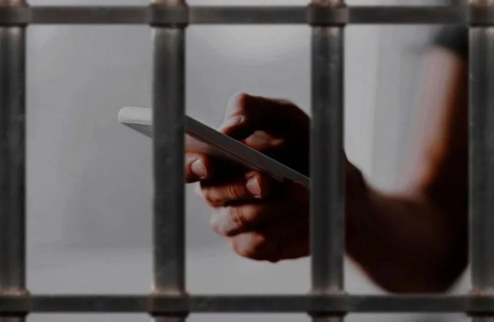Los presos de la Comisaría Primera de Puerto Madryn fueron autorizados a ingresar un celular, pero el teléfono era robado. Imagen Ilustrativa.