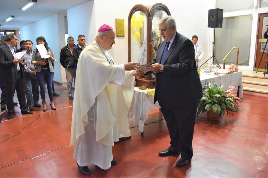 El vicegobernador Carlos Haquim recibió de manos del obispo César Daniel Fernández, la programación de las fiestas patronales y la invitación a participar de las actividades previstas para este lunes.