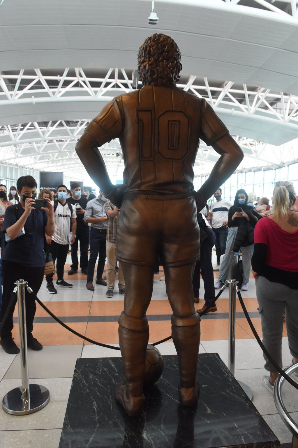 El nuevo monumento a Diego Maradona en el aeropuerto de Ezeiza