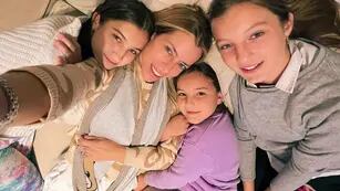 Nicole Neumann junto a sus hijas luego del nacimiento de Luca Cubero.