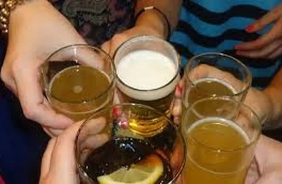 Las bebidas alcohólicas son unos de los mayores peligros en los boliches (El Liberal).