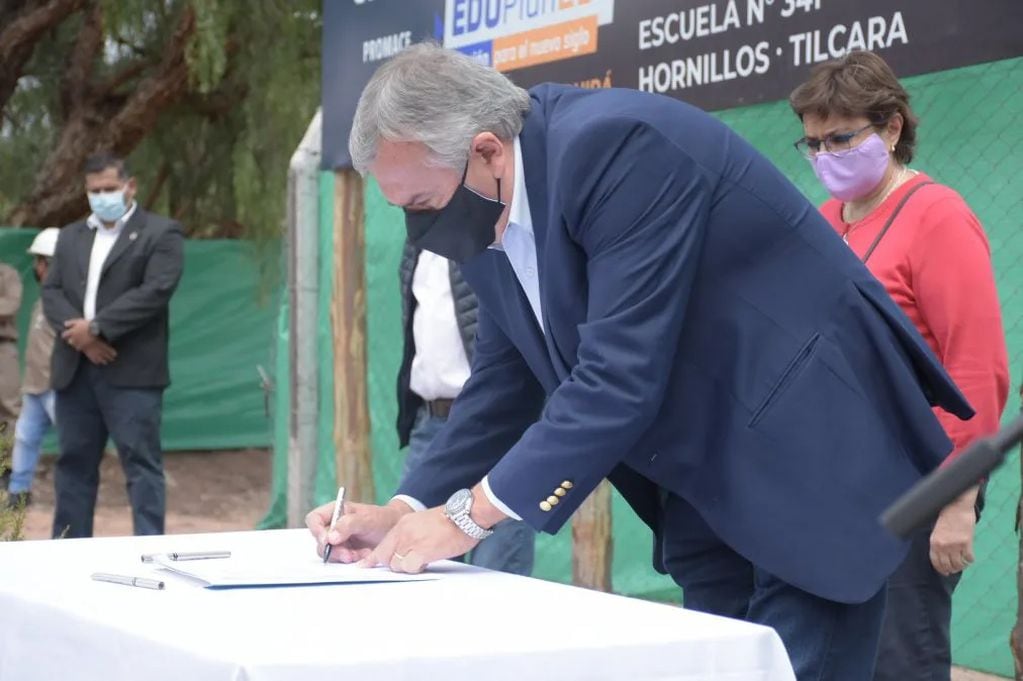 El gobernador Morales firma el acta de inicio de obra, para la construcción de un edificio para la Escuela 341 de Hornillos.