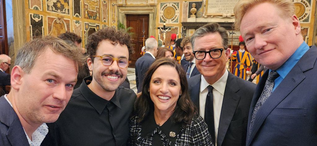 Mike Birbiglia, Ramy Youssef, Julia Louis-Dreyfus, Stephen Colbert y Conan O'Brien en el Vaticano.