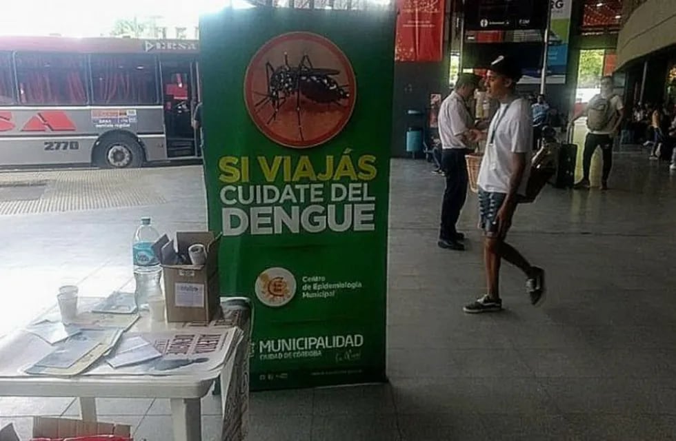 Operativo de prevención de dengue en la Terminal de Ómnibus de Córdoba.