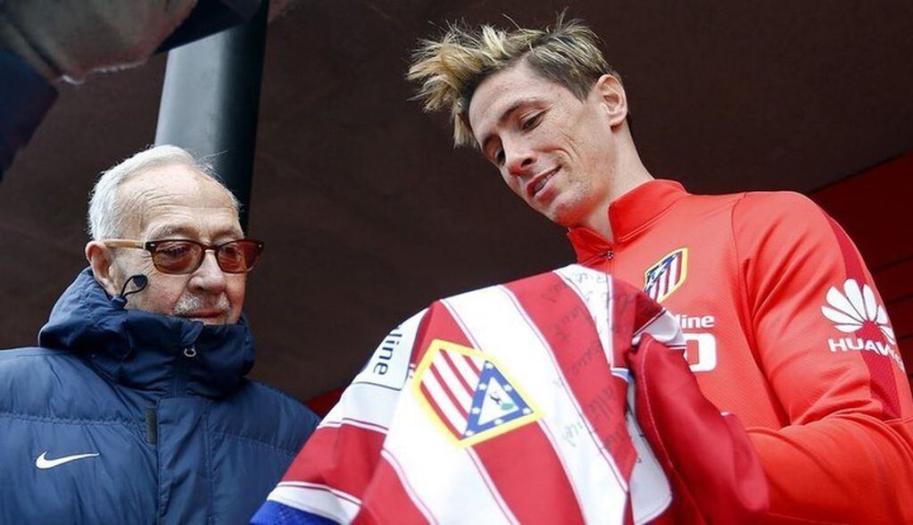 Manuel Briñas junto a Fernando Torres. Foto: Atlético de Madrid.