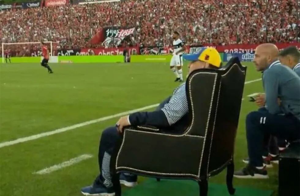 Diego Maradona en el trono en el Coloso Marcelo Bielsa. (Archivo)