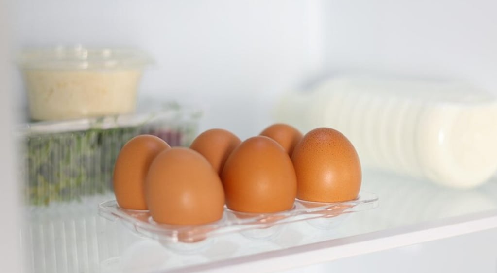 Los profesionales recomiendan guardar los huevos al fondo de la heladera.