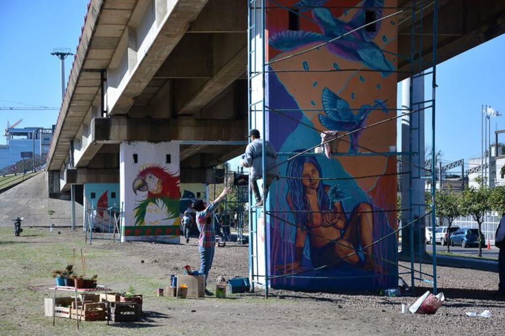Muralistas preparan Paseo Iberá en la bajada del Puente lado Corrientes