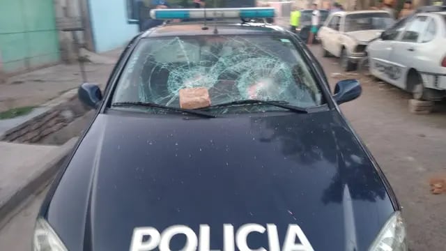 Móvil policial atacado