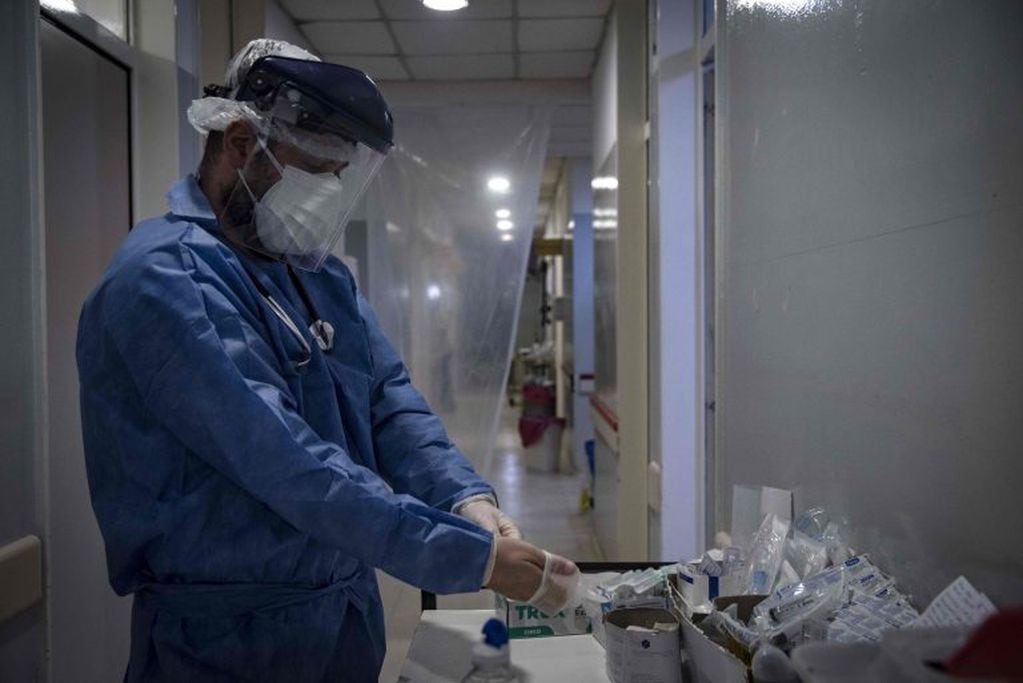 El Dr Mario Grossmann se coloca los guantes en el Hospital de Ezeiza (Foto: ARIEL TIMY TORRES / AFP)