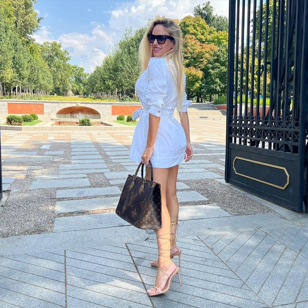 Desde Madrid, Luciana Salazar lució un look “total white” con un bolso Louis Vuitton exclusivo.