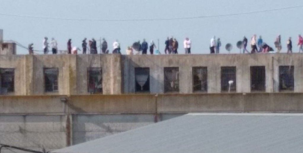 Presos de la Unidad 10 de Melchor Romero protestan en los techos y reclaman domiciliarias. (Twitter)