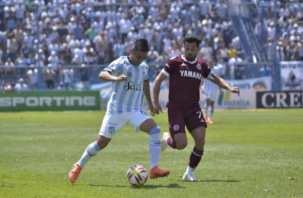 Guillermo Acosta lleva la pelota ante la presión de Lautaro Acosta. No se sacaron ventajas en Tucumán