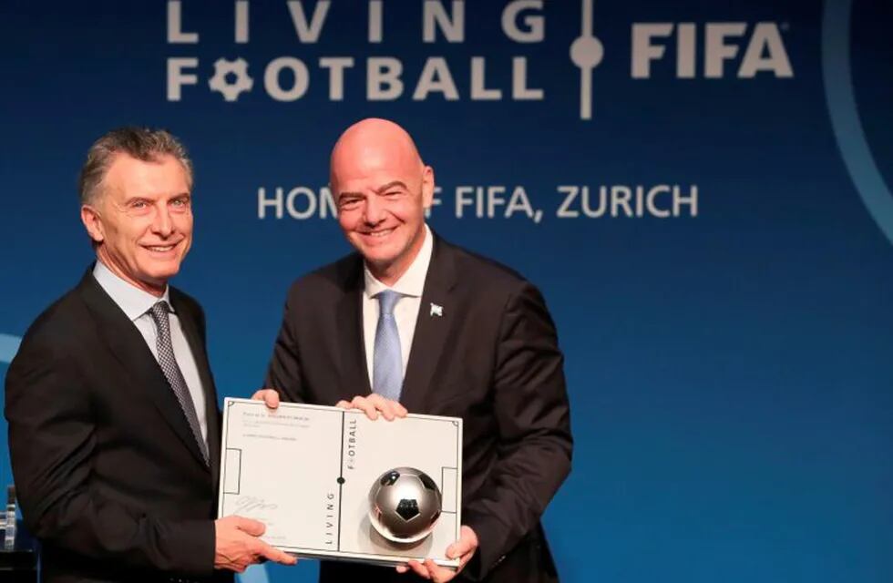 Handout picture released by Argentina's Presidency showing Argentinian President Mauricio Macri (L) receiving the FIFA Living Football award from FIFA President Gianni Infantino  in Zurich on June 30, 2019. (Photo by Juan MABROMATA / Argentinian Presidency / AFP) / RESTRICTED TO EDITORIAL USE - MANDATORY CREDIT \
