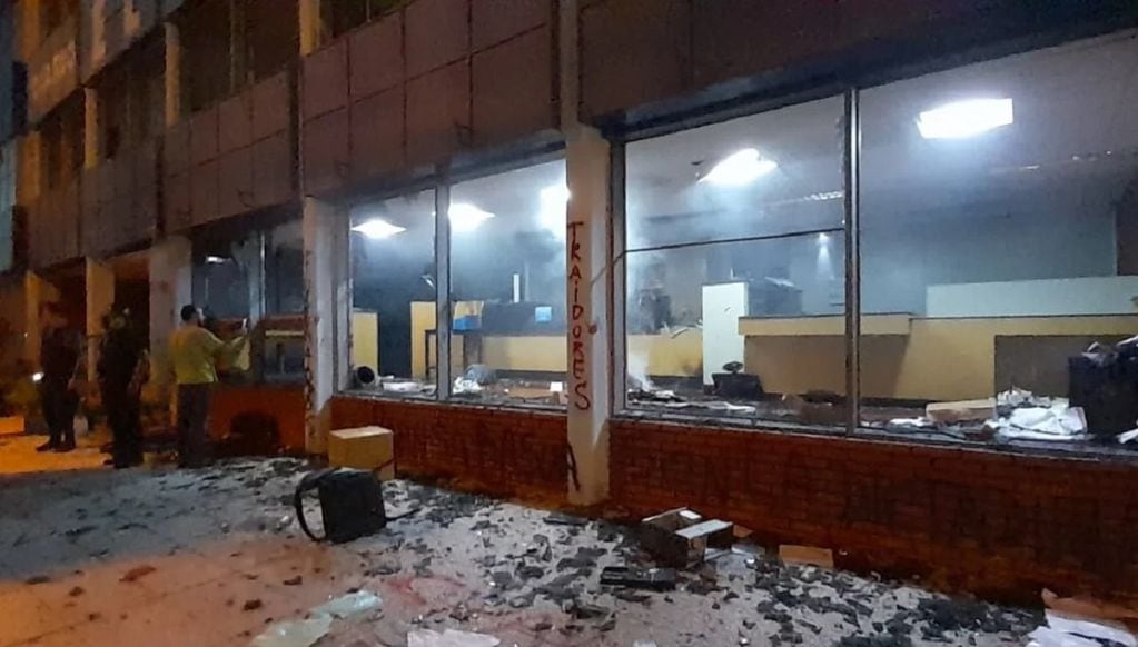 Antimineros atacaron e incendiaron la sede de diario El Chubut