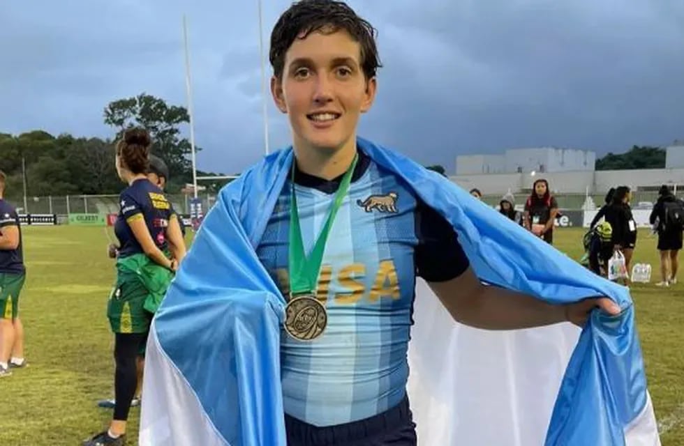 Luli Berti con la medalla de bronce en el Sudamericano de rugby 7.