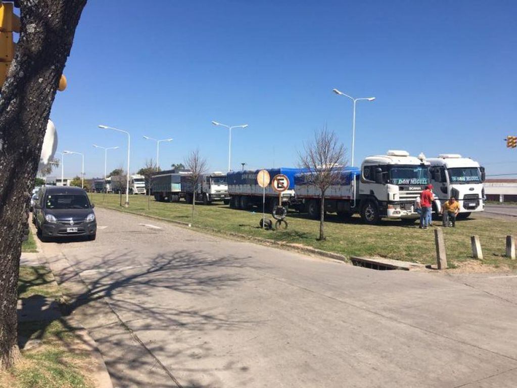 Largas colas de camiones sobre la ruta nacional N| 34, a la altura de Rafaela, a la espera de poder cargar combustible (web)
