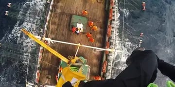 Rescate aéreo en el mar: Prefectura evacuó a un tripulante herido que debía ser atendido de urgencia