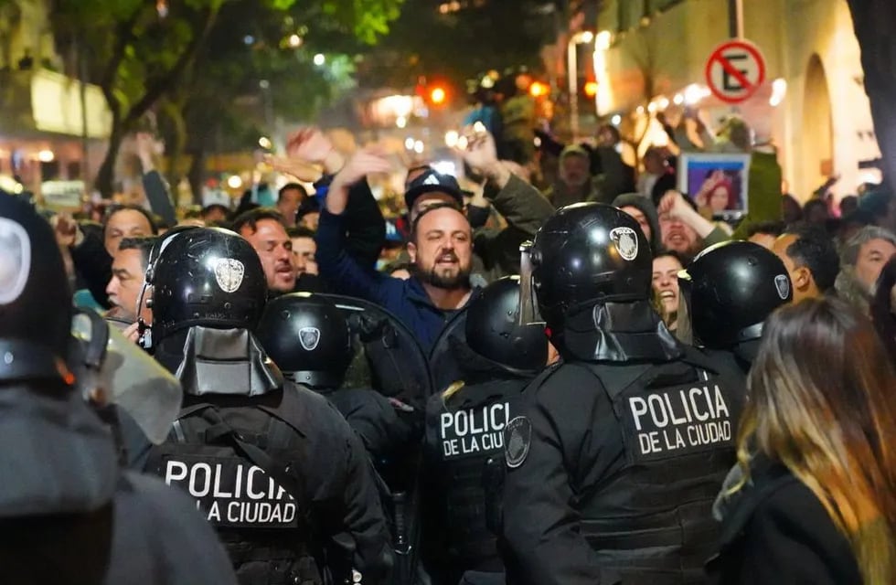 Militantes y policías de Infantería se enfrentaron este sábado en la puerta de la casa de Cristina Fernández de Kirchner.