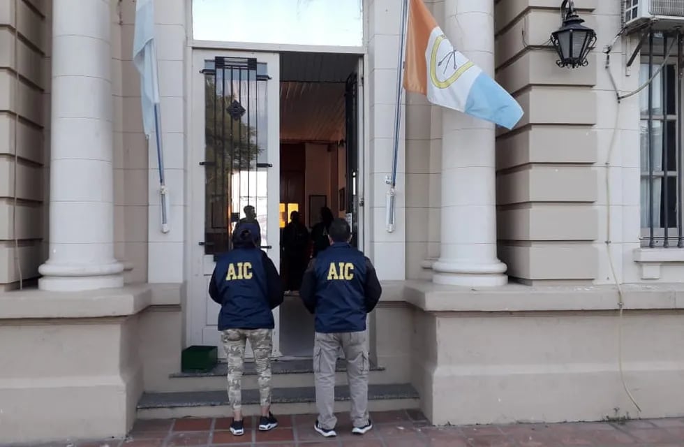 La Agencia de Investigación Criminal (AIC) allanó la Alcaidía de Melincué en una causa sobre narcotráfico y corrupción policial. (@oscarcanavese)