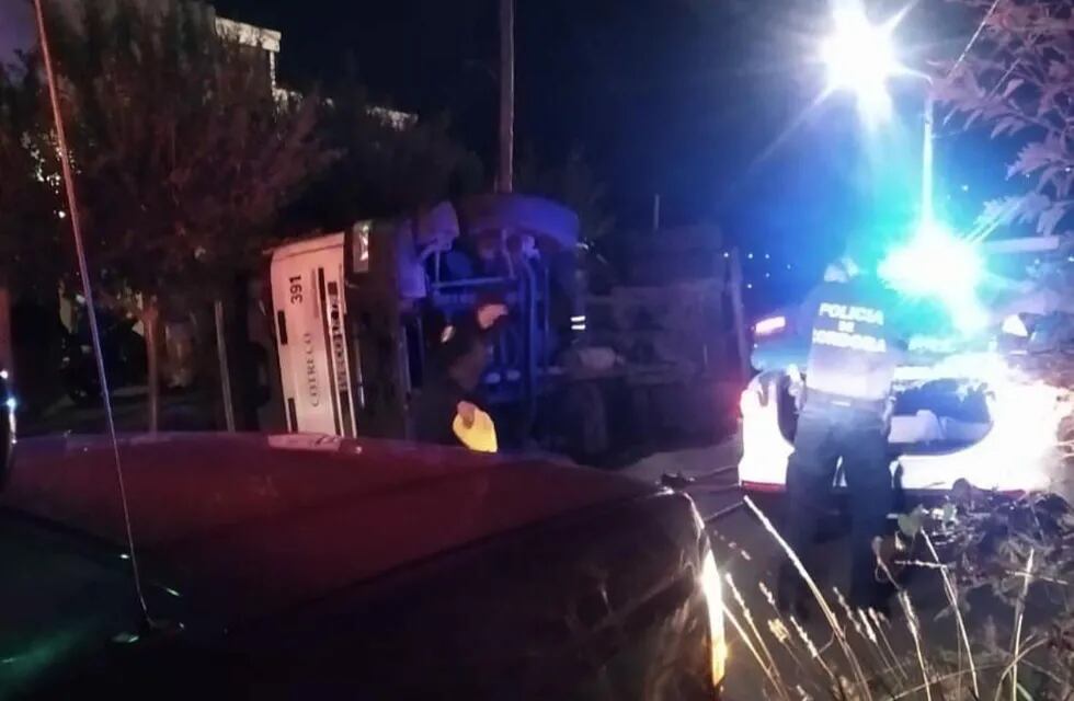 Un camión de COTRECO volcó en barrio La Cuesta.