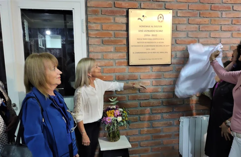 Emotivo momento en el acto de homenaje al Dr. José Leonardo Scaro, cuando se descubre una placa recordatoria en el el Instituto de Biología de la Altura (INBIAL) de la UNJu.