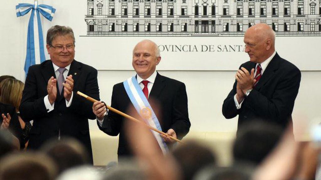 Miguel Lifschitz al recibir el bastón de mando y la banda de mano del ex gobernador Antonio Bonfati. Foto La Capital. 