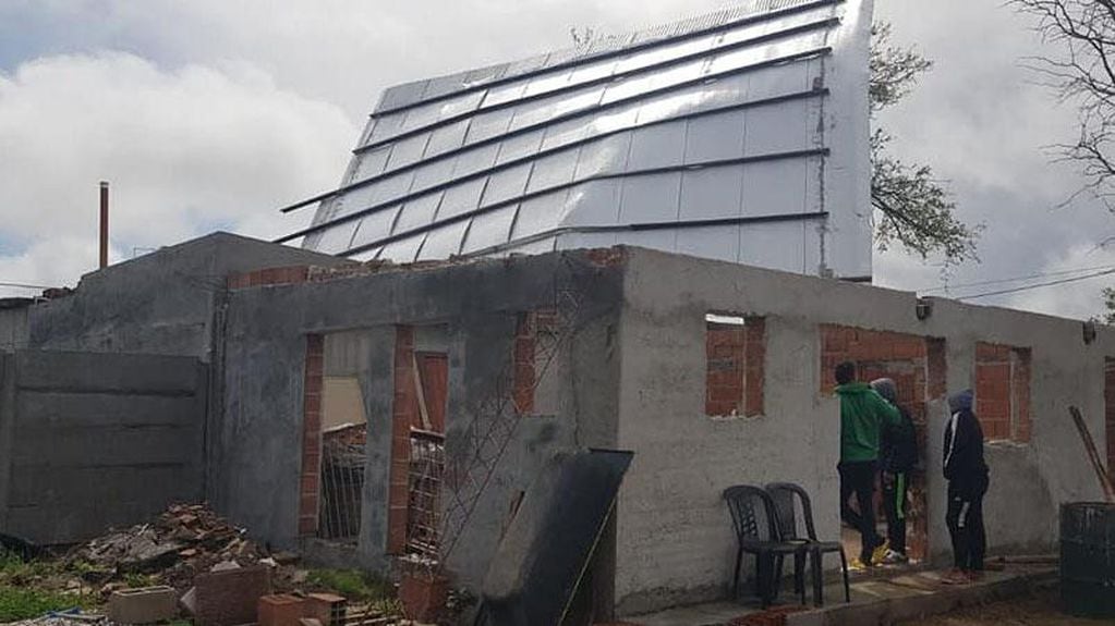 En Bell Ville, un techo voló a una casa en construcción.