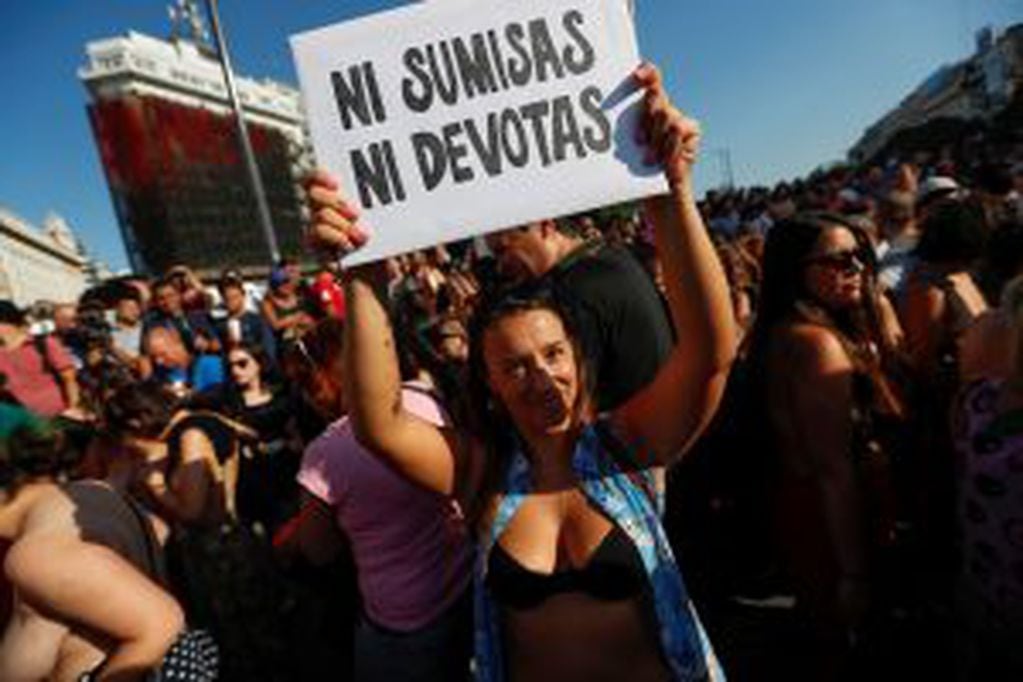 BAS20. BUENOS AIRES (ARGENTINA), 07/02/2017.- Mujeres participan de un "tetazo", una protesta contra la prohibición de hacer "topless", hoy, martes 7 de febrero de 2017, en el Obelisco de Buenos Aires (Argentina). La manifestación fue generada por un ampl