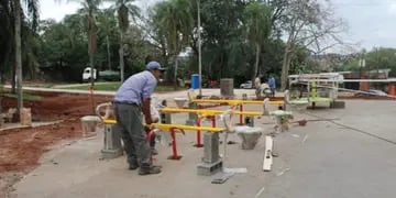 Ejecutan obras de mejoras en plazas de Puerto Iguazú