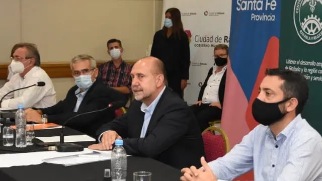 Omar Perotti confirmó en Rafaela que se posterga la aplicación de la segunda dosis de vacunas contra el coronavirus para que más personas tengan defensas antes de la segunda ola.  (foto Mario Liotta)