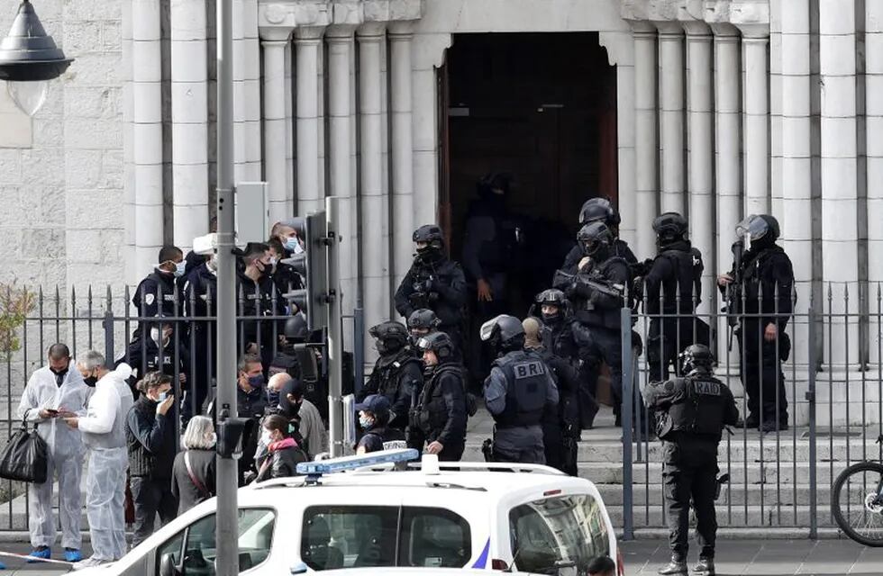 Oficiales de la policía en la basílica en Niza, donde ocurrió el atentado. (EFE)