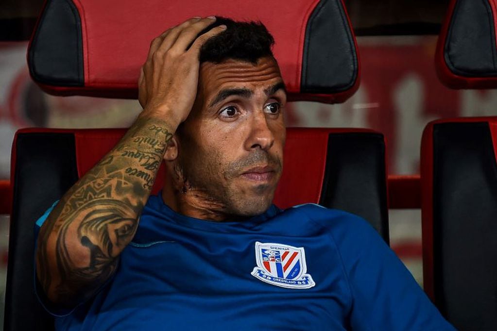 This file picture taken on September 16, 2017 shows Shanghai Shenhua's Carlos Tevez looking on during the 2017 Chinese Super League football match between Shanghai East Asia (SIPG) FC and Shanghai Shenhua in Shanghai.
Carlos Tevez looks poised to end his miserable 12-month spell in China with the Argentine former international in talks with his club Shanghai Shenhua to terminate his mammoth contract. A Shenhua spokesman told AFP on January 5, 2018 that the club was in discussions with the former Manchester United, Manchester City and Juventus striker to end his contract. / AFP PHOTO / Chandan KHANNA /  - China OUT  carlos tevez futbolista jugador del equipo boca juniors futbol jugador argentino volvio al club