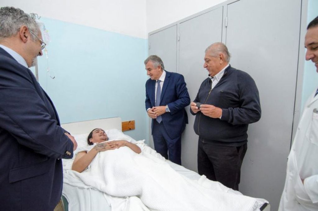 El ministro Gustavo Bouhid y el gobernador Morales visitaron a Manuel Vilca en el hospital "Pablo Soria"