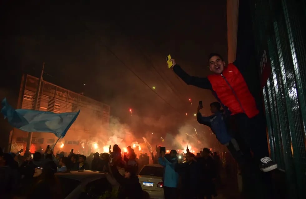 El tremendo recibimiento de los hinchas al plantel de Belgrano, en la previa del partido ante Independiente Rivadavia de Mendoza. (Facundo Luque / La Voz)