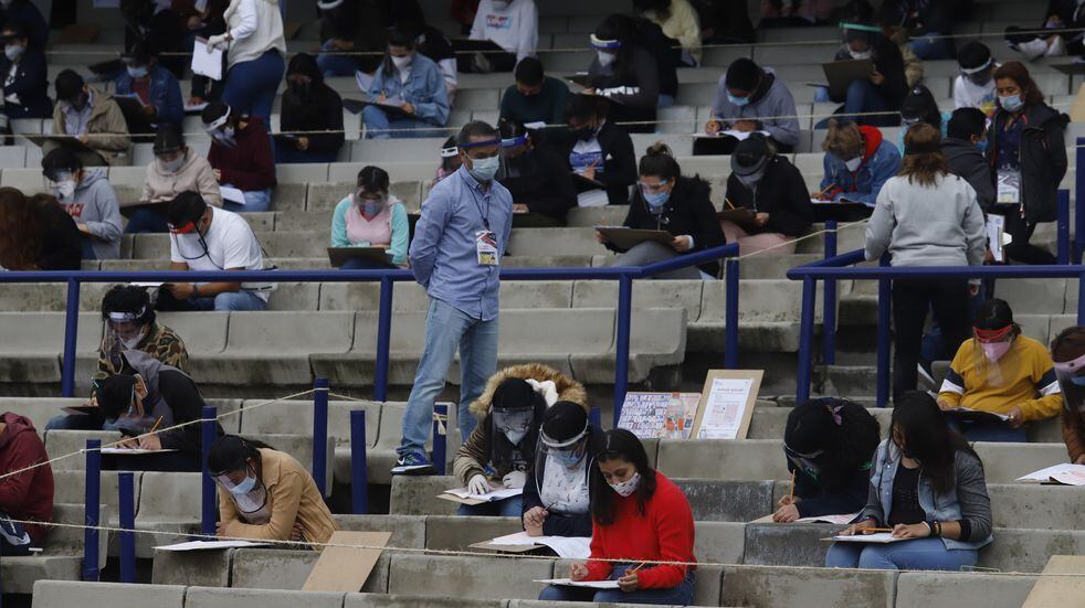 Aspirantes a la UNAM realizan el examen de ingreso este miércoles en las instalaciones del estadio Olímpico Universitario, en Ciudad de México (México). (Foto: EFE/,José Pazos)